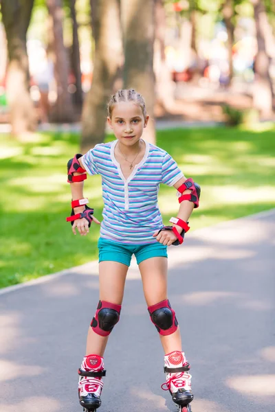 在公园里的小女孩溜冰。 — 图库照片