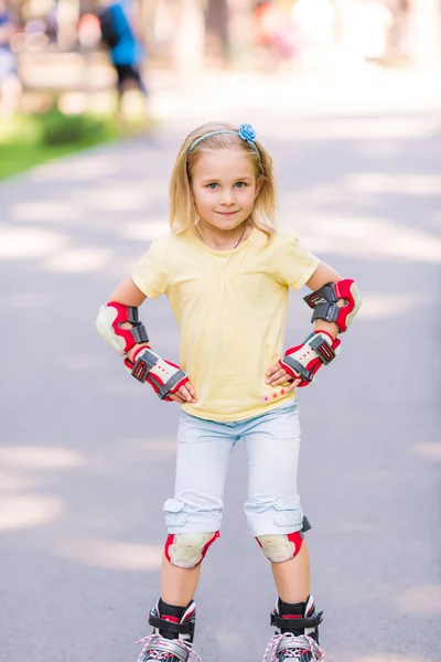 Petite fille patin à roulettes dans le parc — Photo