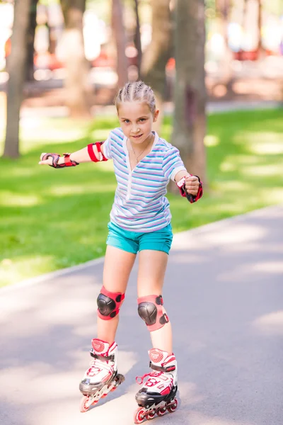 在公园里的小女孩溜冰。 — 图库照片