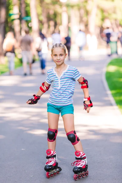 公園内の小さな女の子スケート — ストック写真