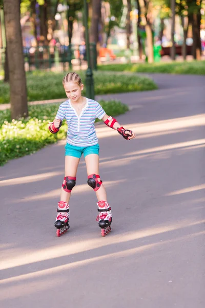 Little girl rollerskating in the park — Stock Photo, Image