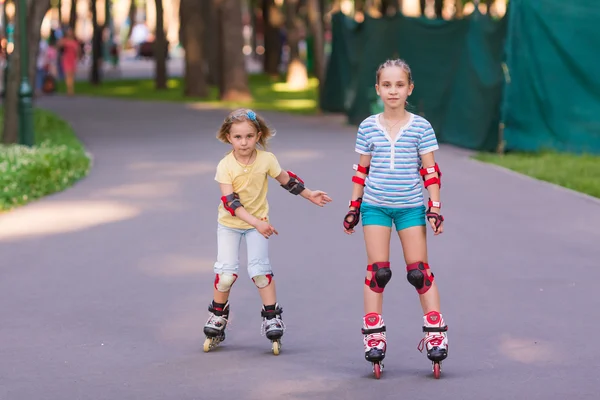 Dos niñas patinando en el parque —  Fotos de Stock