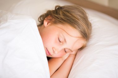 Uyuyan sevimli küçük kız