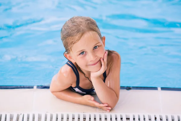 Menina bonito na piscina — Fotografia de Stock