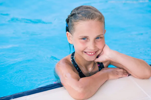 Linda Niña En La Piscina Fotografía De Stock © Len44ik 71388047 Depositphotos