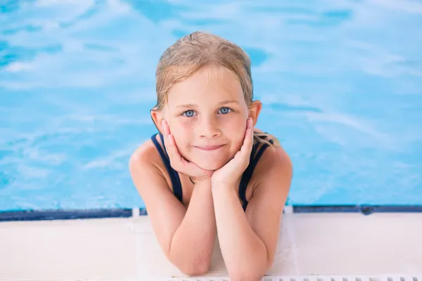 Linda niña en la piscina — Foto de Stock