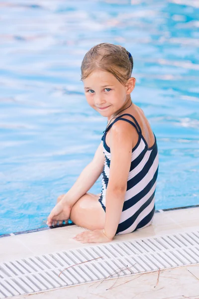 Linda niña en la piscina — Foto de Stock