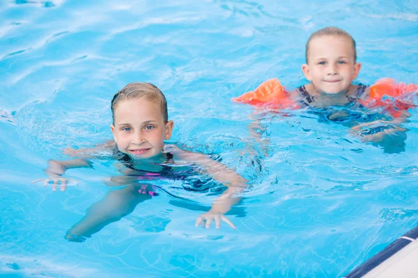 Duas meninas bonitos na piscina — Fotografia de Stock