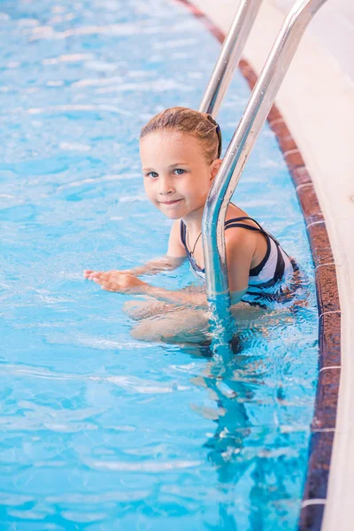 游泳池里可爱的小女孩 — 图库照片