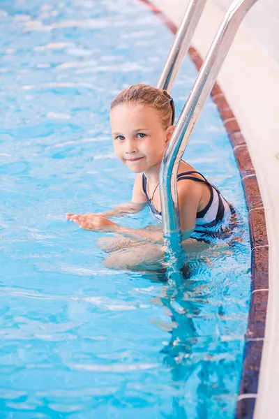 Linda niña en la piscina — Foto de Stock