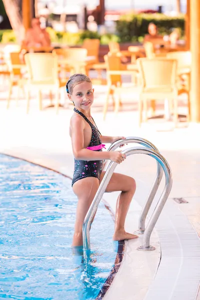 Linda niña en la piscina — Foto de Stock