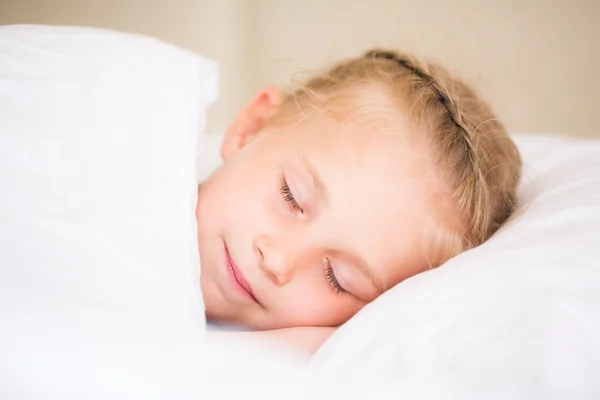 Bedårande liten flicka sover — Stockfoto