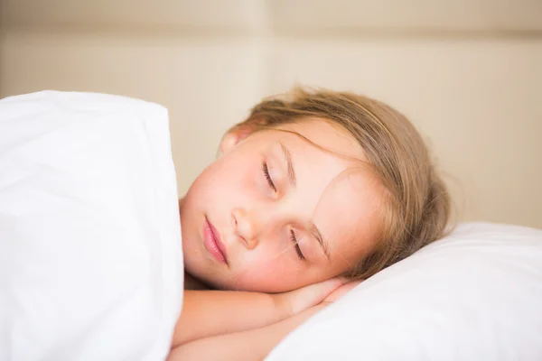 Adorable niña durmiendo —  Fotos de Stock