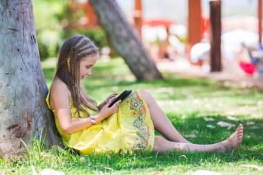 schattig klein meisje leren met tablet pc