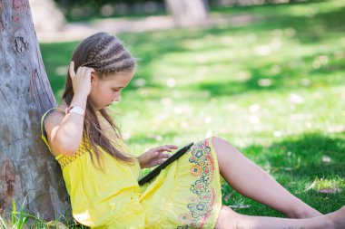 schattig klein meisje leren met tablet pc