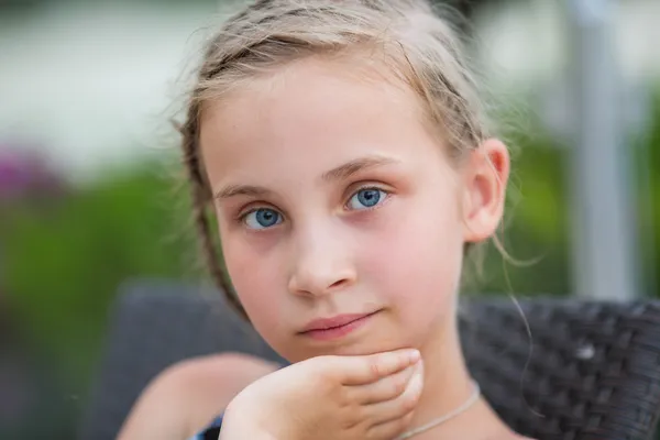 Porträtt av en vacker liten flicka — Stockfoto