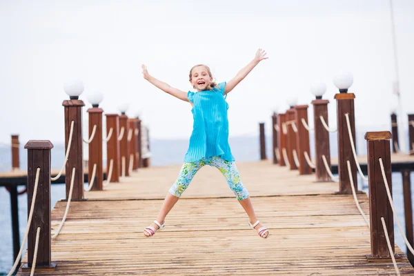 Retrato de hermosa niña saltando — Foto de Stock