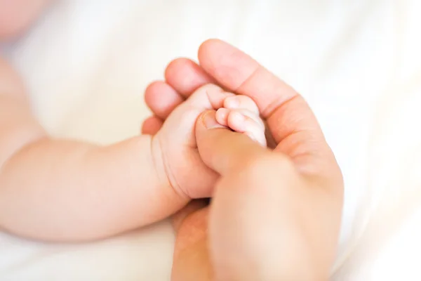 Baba, yeni doğan oğlunun elini tutarak — Stok fotoğraf