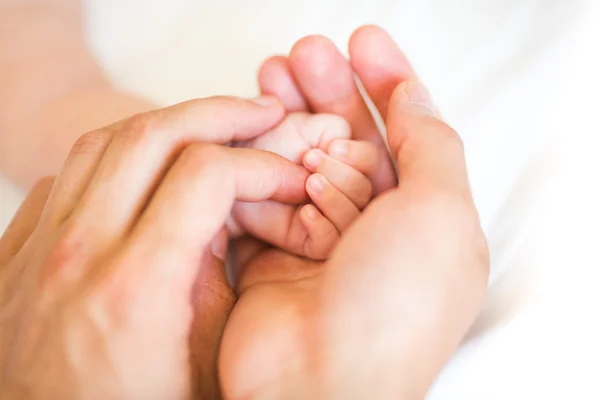 Baba, yeni doğan oğlunun elini tutarak — Stok fotoğraf