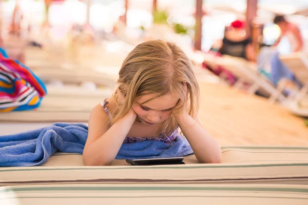 Nettes kleines Mädchen lernt mit Tablet-PC — Stockfoto