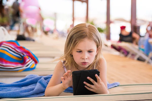 Nettes kleines Mädchen lernt mit Tablet-PC — Stockfoto