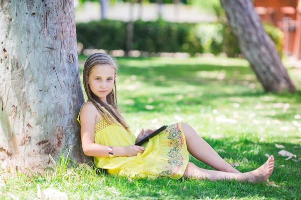 Cute little girl learning with tablet pc — Stock Photo, Image