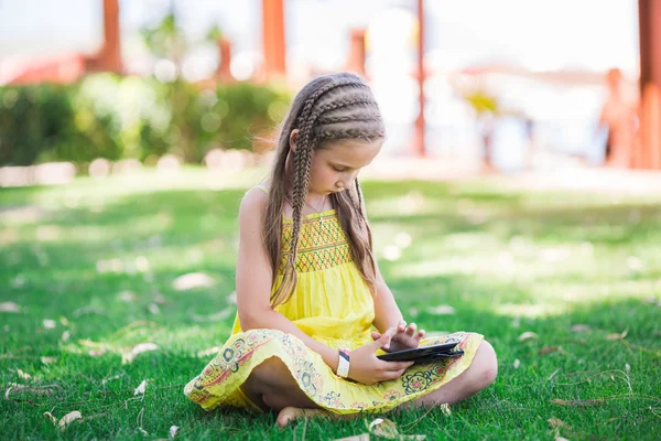 Roztomilá holčička učení s počítačem tablet pc — Stock fotografie