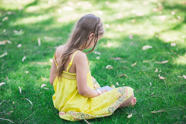 Carino bambina imparare con tablet pc — Foto Stock