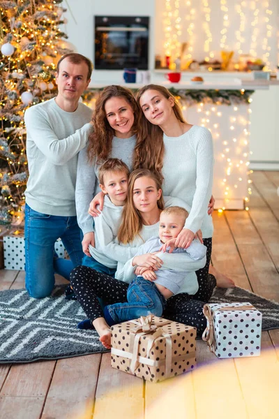 带着礼物盒在圣诞树旁的快乐家庭和四个兄弟姐妹 圣诞家庭早晨 圣诞情绪的概念 — 图库照片