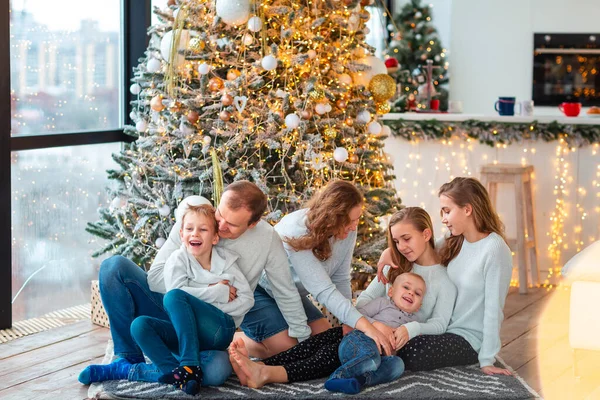 带着礼物盒在圣诞树旁的快乐家庭和四个兄弟姐妹 圣诞家庭早晨 圣诞情绪的概念 — 图库照片