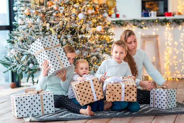 Щасливі Діти Співають Біля Ялинки Нинішніми Коробками Різдвяний Ранок Концепція — стокове фото