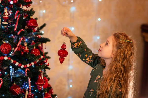Щаслива Дівчинка Яка Прикрашає Ялинку Напередодні Різдва Різдвяний Ранок Концепція — стокове фото