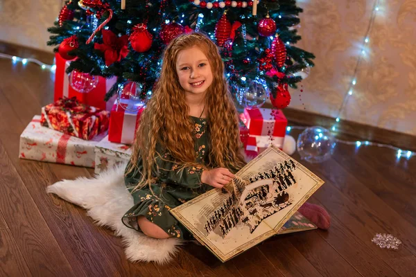 Щаслива Дівчинка Відкриває Подарунок Читає Книгу Біля Різдвяної Ялинки Різдвяний — стокове фото