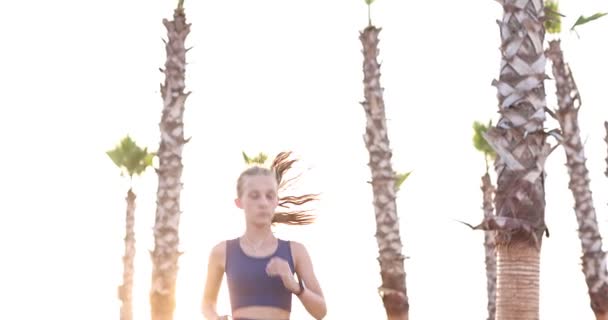 Menina Ajuste Jovem Usando Pulseira Pulseira Pulseira Fitness Relógio Inteligente — Vídeo de Stock