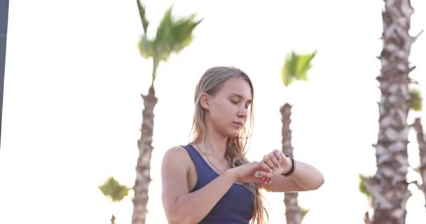 Menina Ajuste Jovem Usando Pulseira Pulseira Pulseira Fitness Relógio Inteligente — Vídeo de Stock