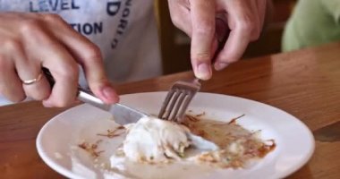 Türk tatlısı, kunafa, kaday fıstığı tozu ve peynirli, sıcak, çok tatlı. Türk geleneksel tatlısı
