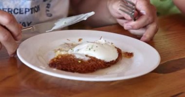 Türk tatlısı, kunafa, kaday fıstığı tozu ve peynirli, sıcak, çok tatlı. Türk geleneksel tatlısı