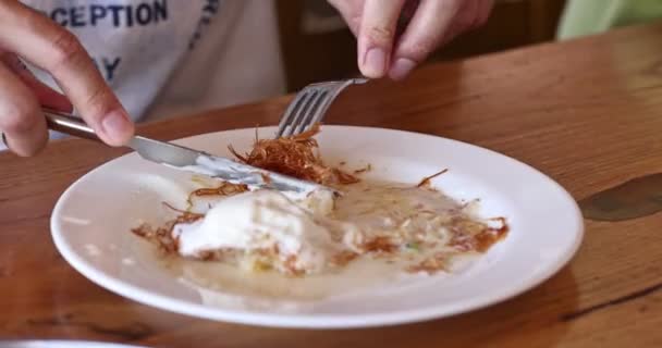 Turkiska Dessert Kunefe Kunafa Kadayif Med Pistaschpulver Och Ost Serveras — Stockvideo