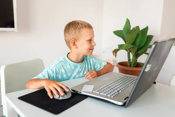 Kleiner Schuljunge Der Hause Mit Laptop Und Klassennotizen Arbeitet Und — Stockfoto