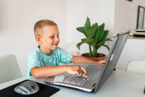 Evde Dizüstü Bilgisayarı Ders Notlarıyla Çalışan Küçük Bir Okul Çocuğu — Stok fotoğraf
