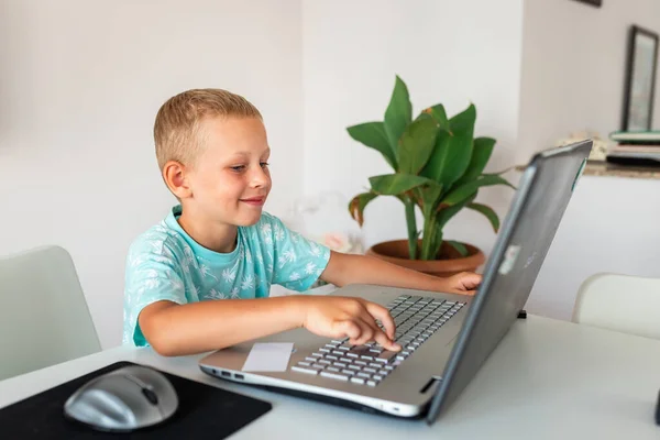 Lille Ung Skole Dreng Arbejder Hjemme Med Bærbar Computer Klasse - Stock-foto