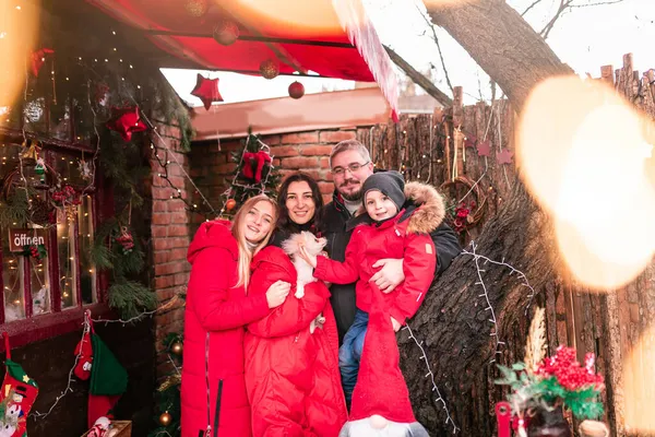 Familia Feliz Porche Casa Decorada Navidad Nevando Aire Libre Feliz —  Fotos de Stock
