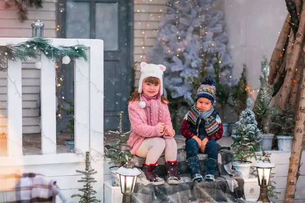 Щасливі Маленькі Діти Сидять Ґанку Різдвяного Прикрашеного Будинку Снідають Вулиці — стокове фото