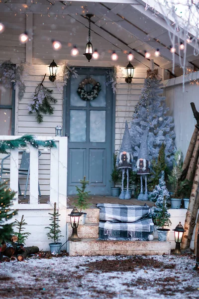 Weißes Haus Mit Veranda Geschmückt Mit Weihnachtsschmuck Und Weihnachtsbaum Fichtengirlanden — Stockfoto