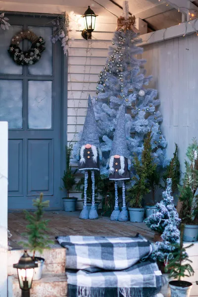 Weißes Haus Mit Veranda Geschmückt Mit Weihnachtsschmuck Und Weihnachtsbaum Fichtengirlanden — Stockfoto