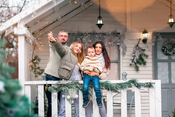 Lycklig Familj Verandan Det Juldekorerade Huset Snöar Utomhus Gott Nytt — Stockfoto