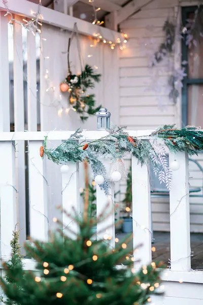 Weißes Haus Mit Veranda Geschmückt Mit Weihnachtsschmuck Und Weihnachtsbaum Fichtengirlanden — Stockfoto