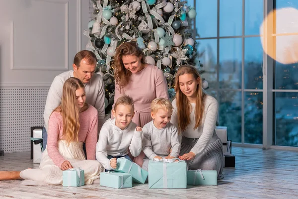 一个快乐的大家庭 有许多孩子在圣诞树下享受着快乐和开放的礼物 圣诞节前夕 圣诞节气氛的概念 — 图库照片