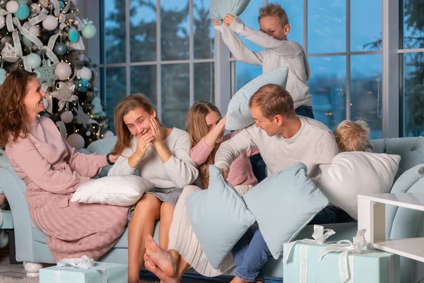Велика Щаслива Сім Багатьма Дітьми Веселяться Сваряться Під Ялинкою Різдвяна — стокове фото