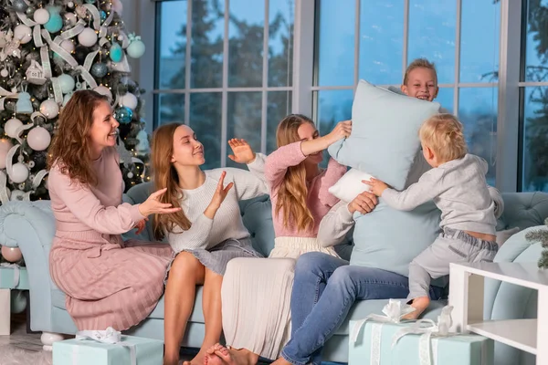 Велика Щаслива Сім Багатьма Дітьми Веселяться Сваряться Під Ялинкою Різдвяна — стокове фото